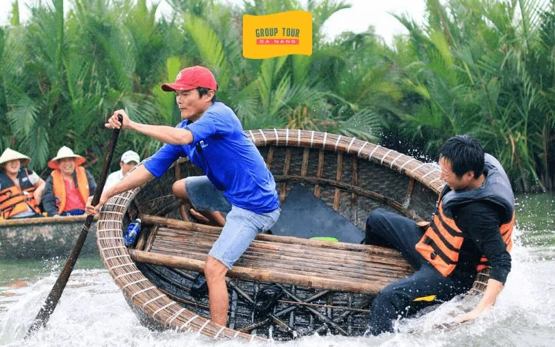 Múa thuyền thúng trong tour Khám phá Rừng Dừa 7 Mẫu