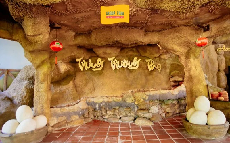 Luộc trứng Trường Thọ khi tham gia tour Núi Thần Tài trong ngày