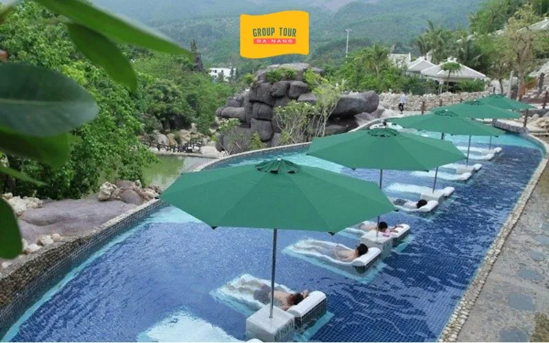Thư giãn tại hồ Jacuzzi trong tour Núi Thần Tài 1 ngày