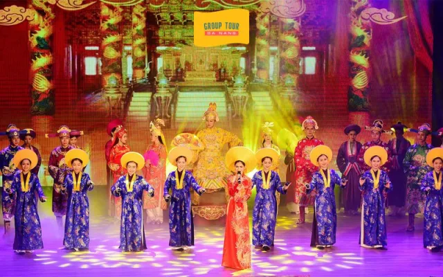 Dòng Chảy Lịch Sử Việt Nam Được Tái Hiện Qua Tà Áo Dài