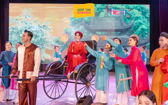 "300 Năm Áo Dài": Hoạt Cảnh Chợ Quê Mộc Mạc Mà Thanh Lịch