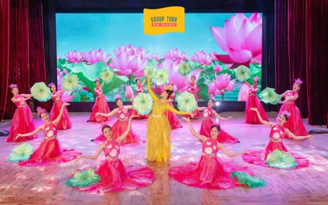 Sự Hòa Quyện Giữa Truyền Thống và Đương Đại Trong "Múa Sen và Múa Đèn Lồng"