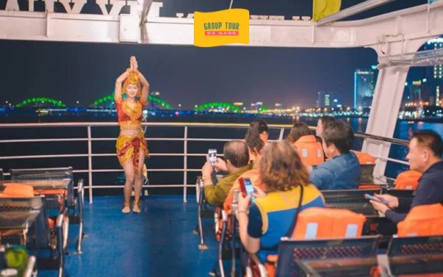 Đắm Mình Trong "Bản Sắc Văn Hóa" Bên Dòng Chảy Lịch Sử