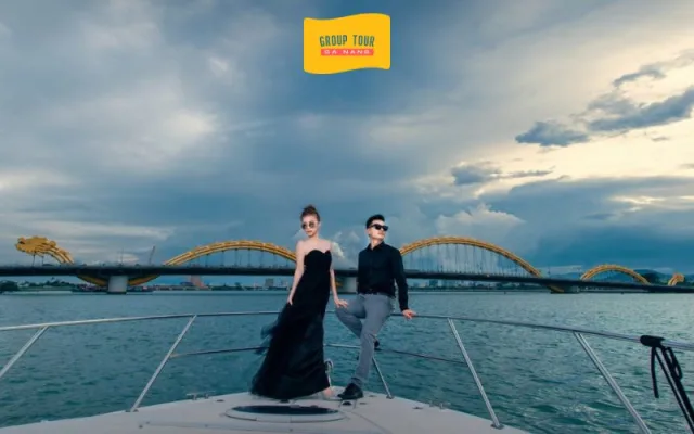 "Pose Dáng" Giữa "Studio" Ánh Sáng Triệu Đô"